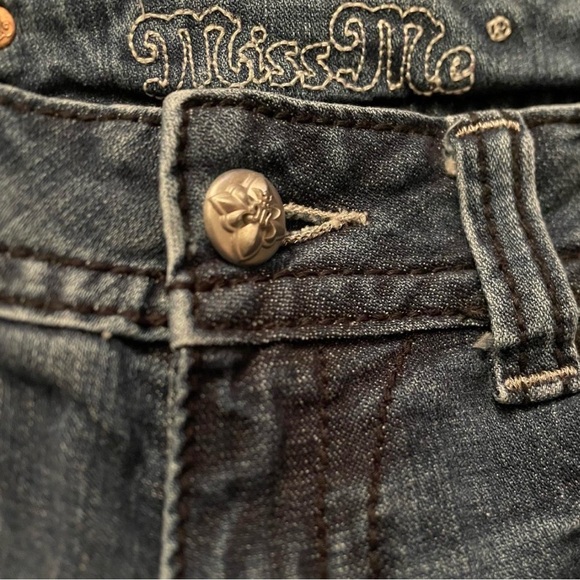 Miss Me Embroidered Rhinestone Accents Women's Size 27 Capri Jeans Blue - Picture 3 of 7
